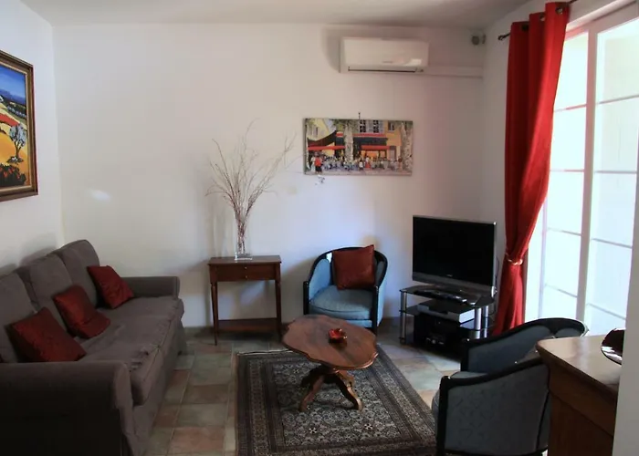 Appartement Avec Patio Et Garage Centre Ville Et Plage