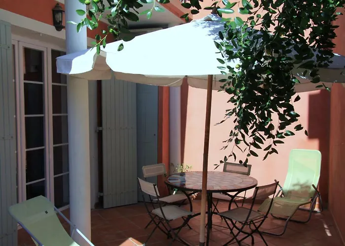 Appartement Avec Patio Et Garage Centre Ville Et Plage